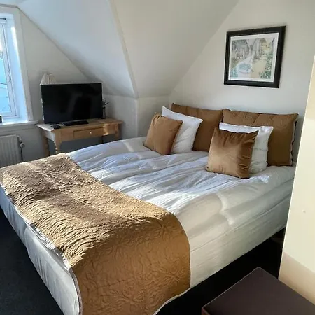 Sleep In - Close By Herning, Legoland, Givskud Zoo *